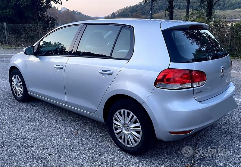 Grigio Usata 2010 VW Golf VI Trendline Tre volumi | 4800 € (Cara) - Immagine 1/4