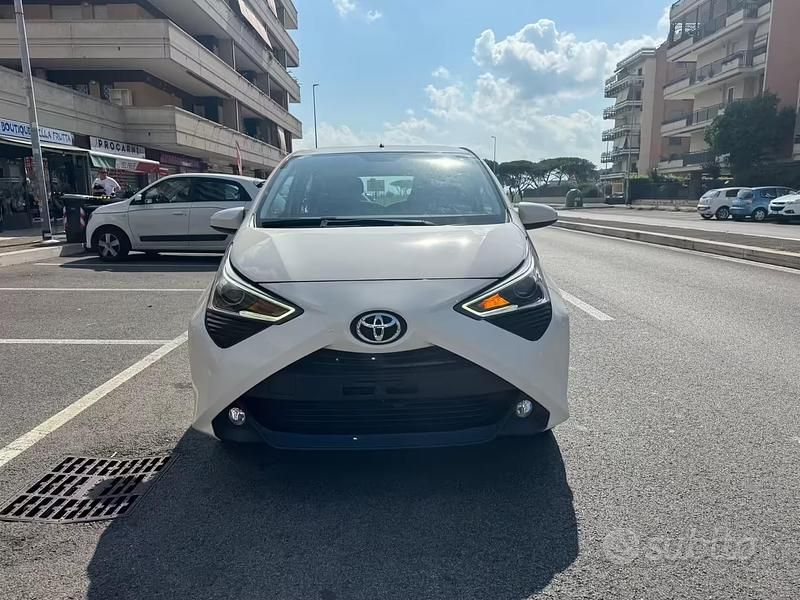 Usata Toyota Aygo X-play 72 CV (52 kW) 2019 Bianco Utilitaria