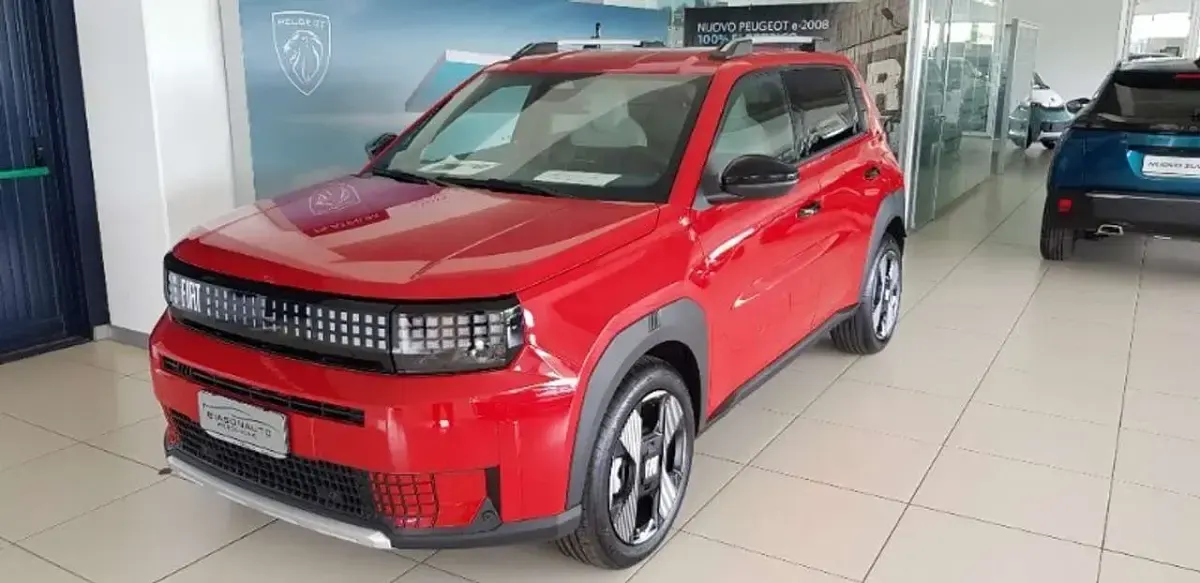 Nuova Fiat Grande Panda La Prima 110 CV (80 kW) 2025 Rosso Utilitaria