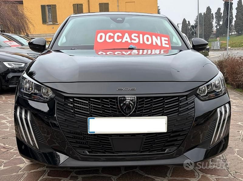 Usata Peugeot 208 Allure 101 CV (74 kW) 2025 Nero Utilitaria