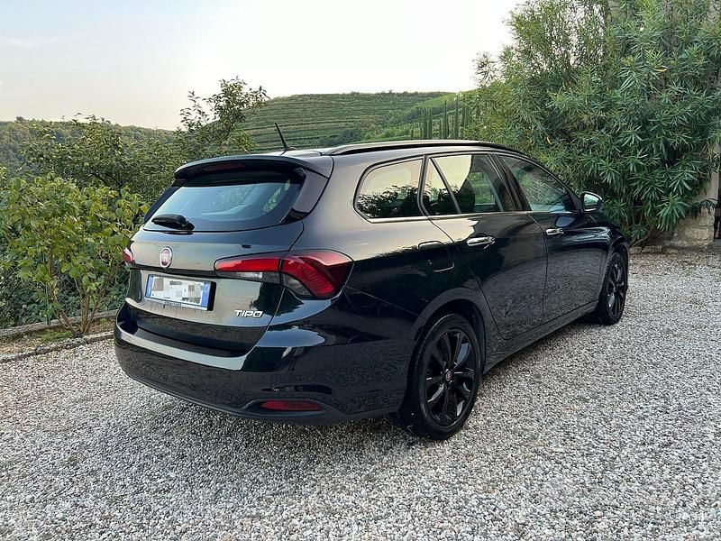 Usata Fiat Tipo 120 CV (88 kW) 2018 Nero Station wagon