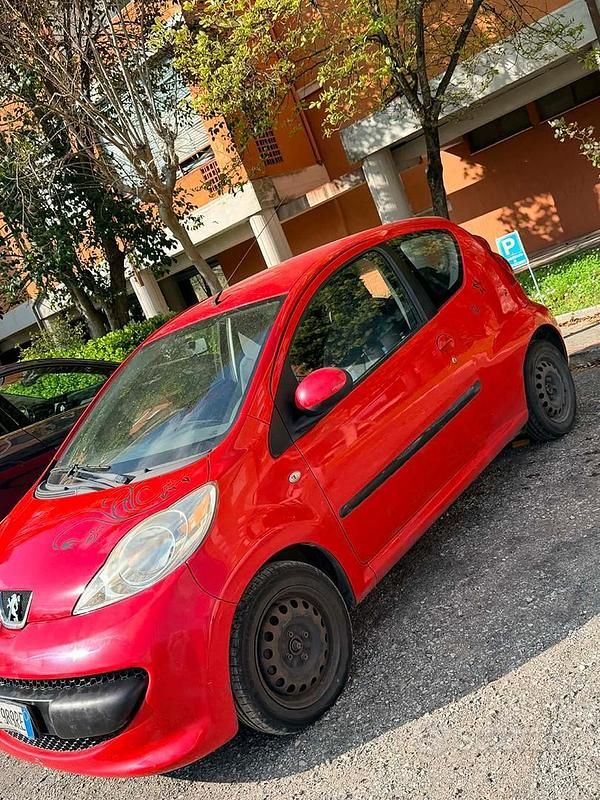 Usata Peugeot 107 68 CV (50 kW) 2007 Rosso Utilitaria