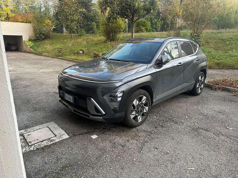 Grigio Usata 2024 Hyundai Kona SUV | 25.500 € (Buon prezzo) - Immagine 1/4