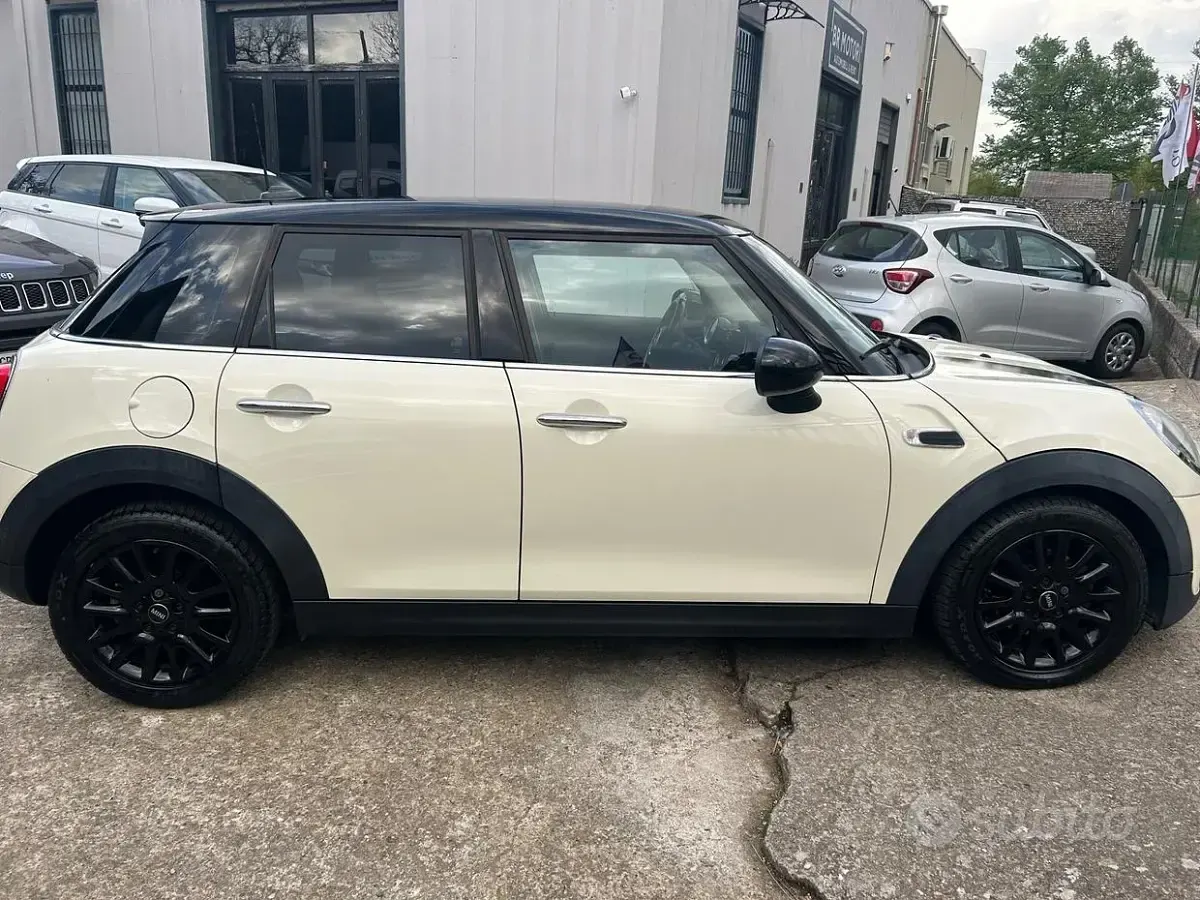 Usata Mini Cooper D Business 116 CV (85 kW) 2016 Beige Utilitaria