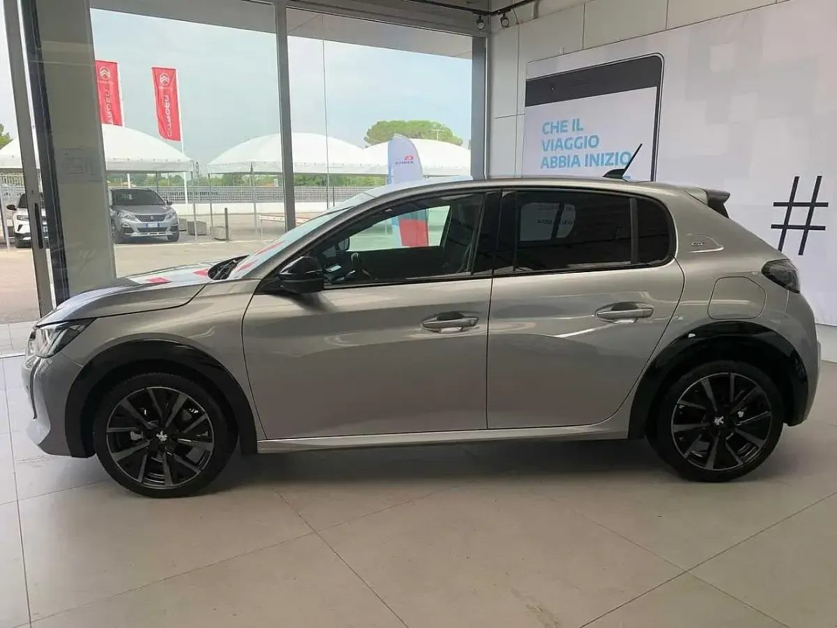Usata Peugeot 208 GT 101 CV (74 kW) 2023 Grigio Utilitaria