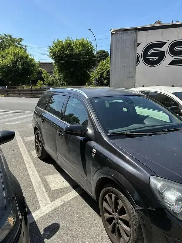 Usata Opel Astra Enjoy 116 CV (85 kW) 2010 Nero Station wagon