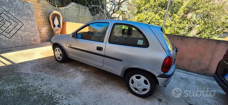 Grigio Usata 1997 Opel Corsa Sport Due volumi | 1600 € (Buon prezzo) - Immagine 1/4