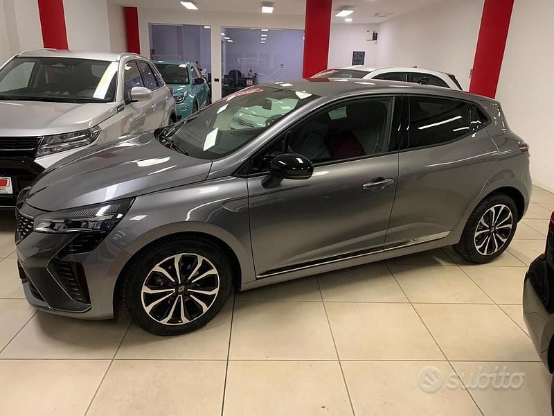 Usata Renault Clio V Techno 91 CV (66 kW) 2025 Grigio Berlina