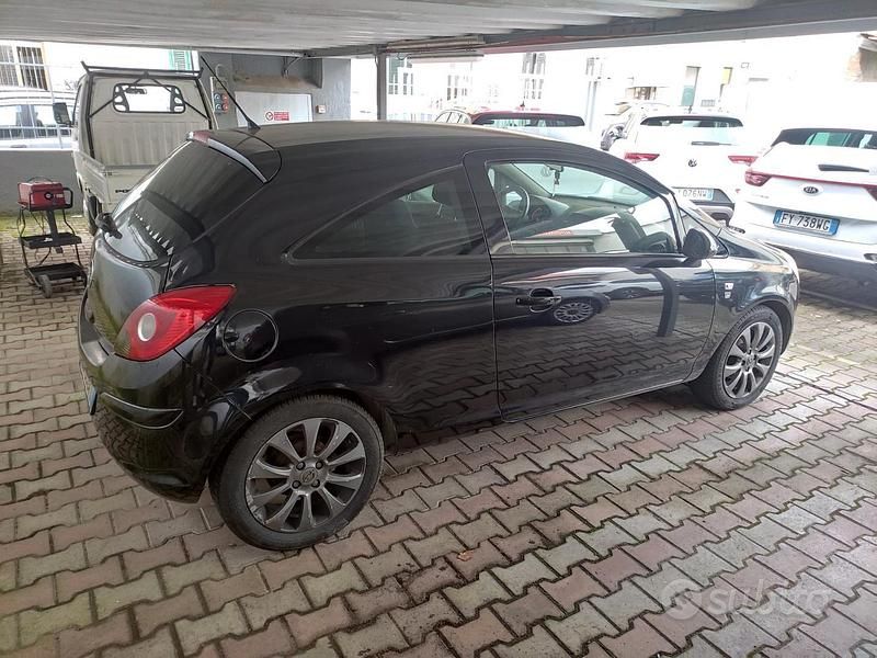 Usata Opel Corsa 65 CV (47 kW) 2014 Nero Utilitaria