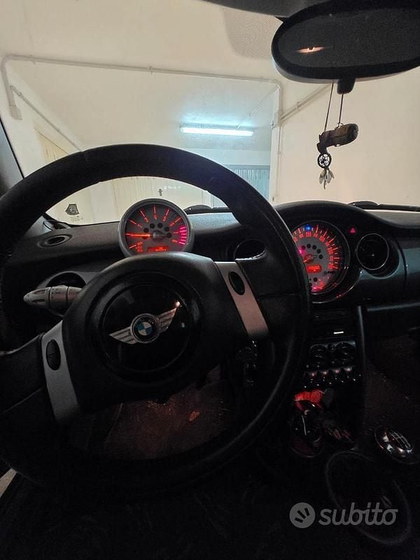Begagnad Mini ONE 90 HK (66 kW) 2005 Vit Halvkombi