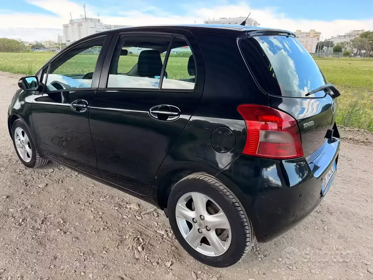 Usata Toyota Yaris 90 CV (66 kW) 2006 Nero Berlina