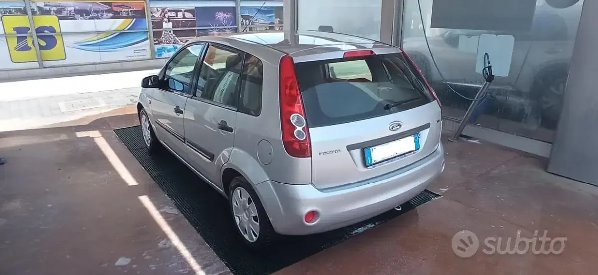 Usata Ford Fiesta 68 CV (50 kW) 2006 Grigio Utilitaria