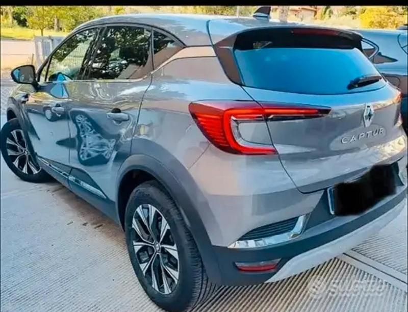 Usata Renault Captur 101 CV (74 kW) 2022 Grigio SUV