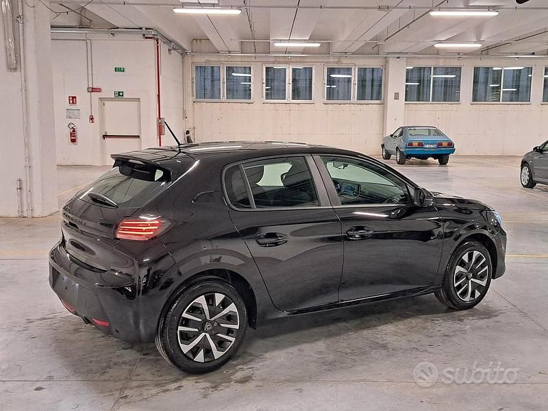 Usata Peugeot 208 Active 101 CV (74 kW) 2024 Nero Utilitaria