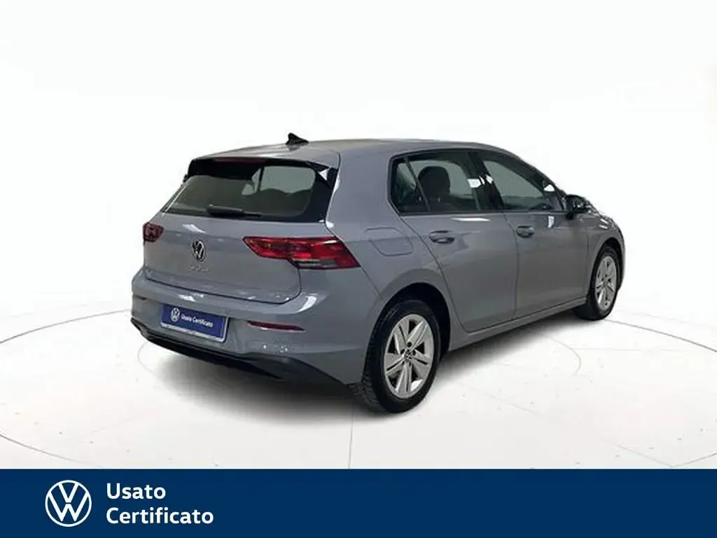 Usata VW Golf VIII Life 116 CV (85 kW) 2023 Grigio / pastello Berlina