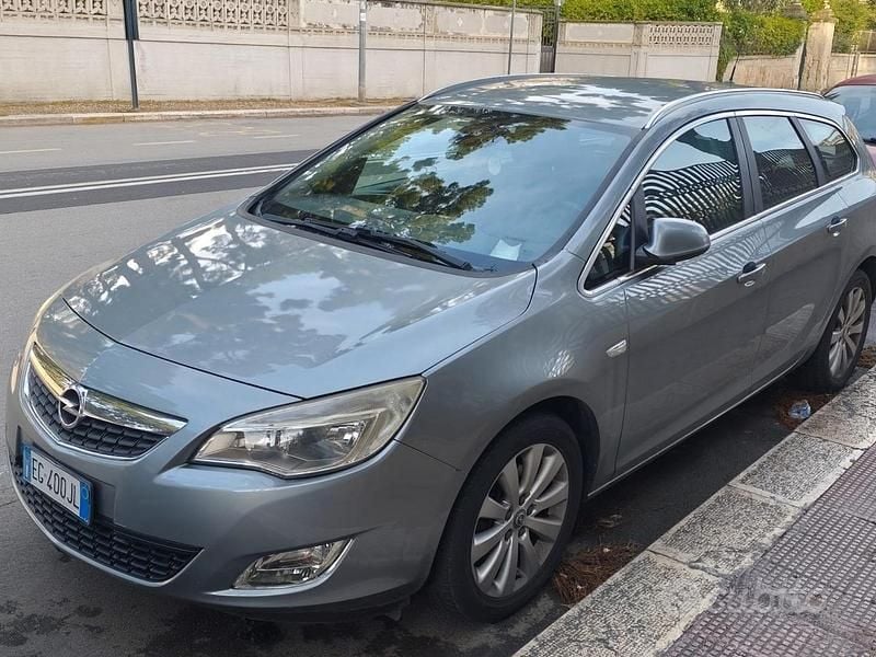 Usata Opel Astra 110 CV (80 kW) 2011 Grigio Station wagon