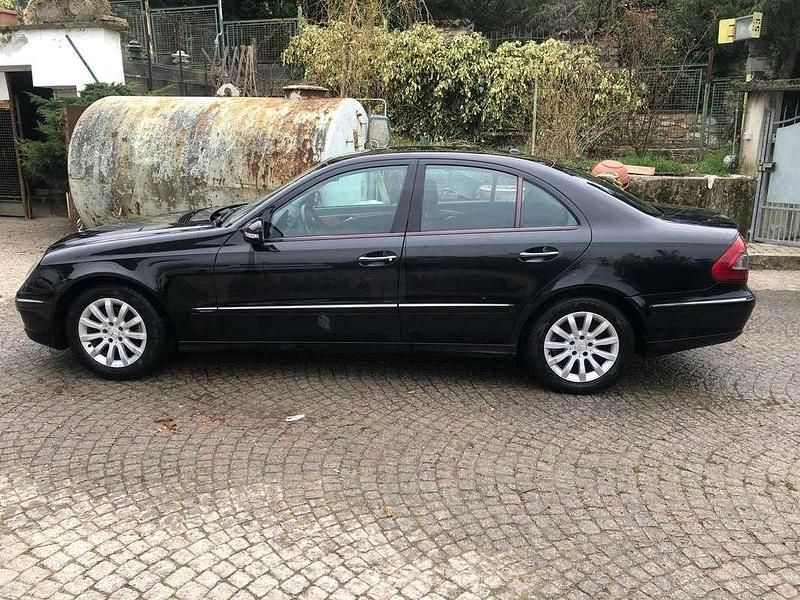 Nero Usata 2007 Mercedes E220 Elegance Tre volumi | 4000 € (Ottimo prezzo) - Immagine 1/4
