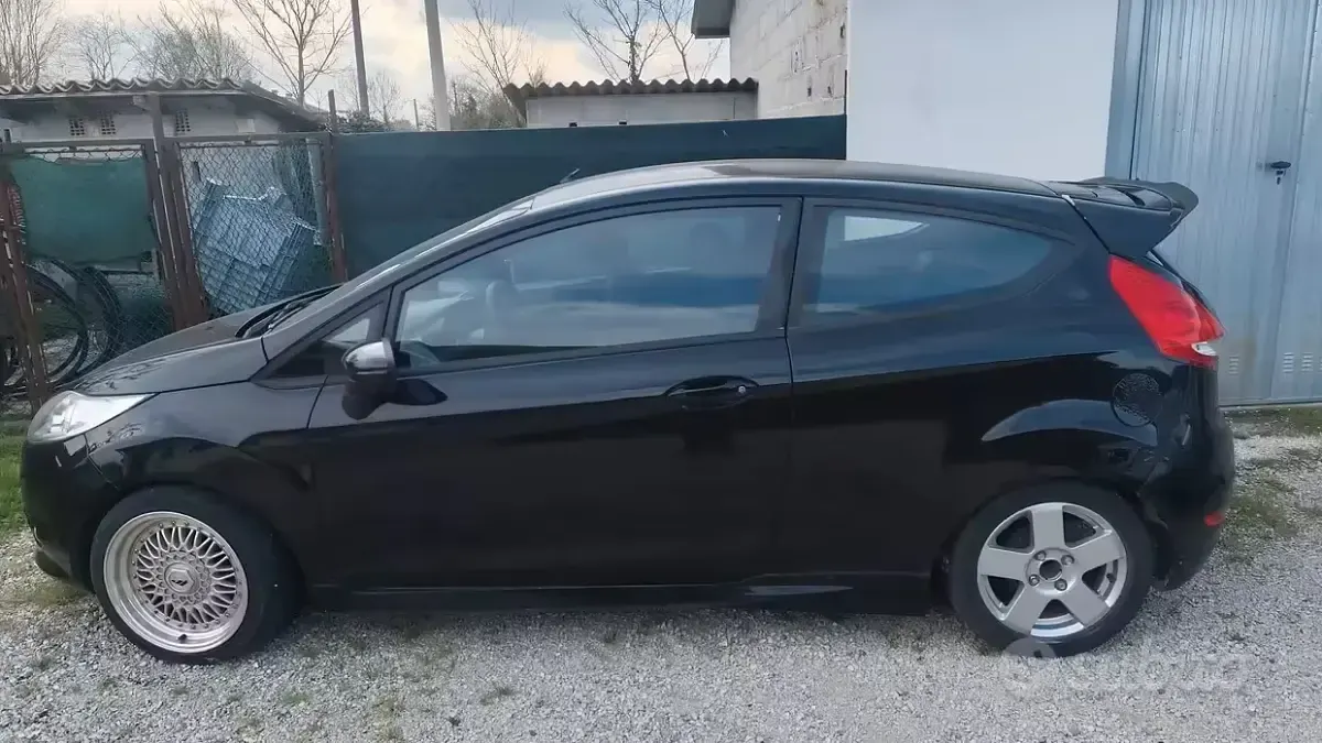 Usado Ford Fiesta 82 HP (60 kW) 2010 Preto Sedan