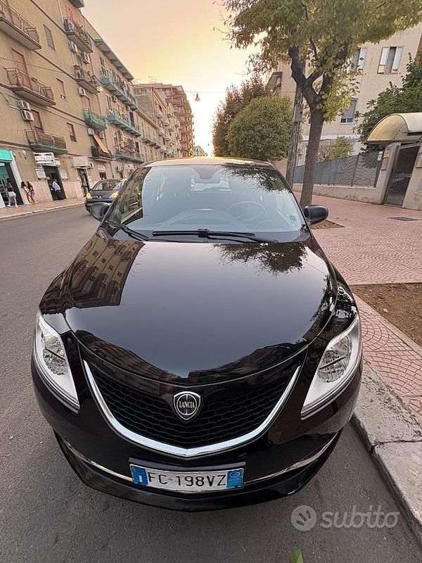 Usata Lancia Ypsilon 85 CV (62 kW) 2016 Nero Utilitaria