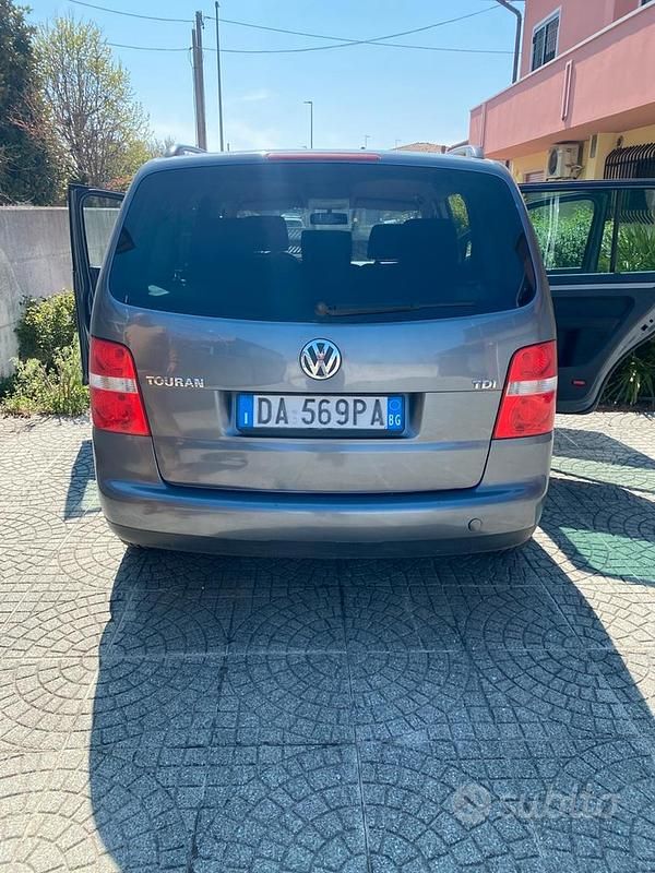 Begagnad VW Touran 105 HK (77 kW) 2006 Grå Minibuss