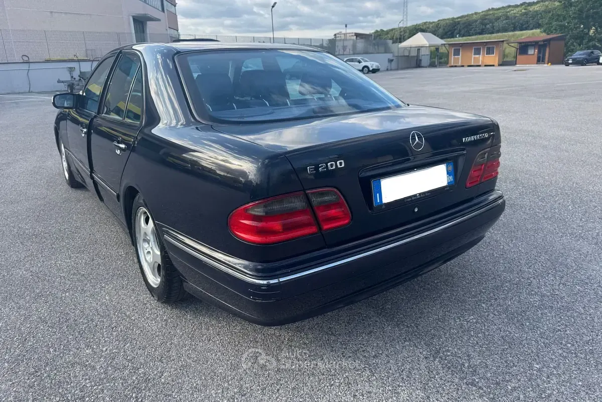 Usata Mercedes E200 Avantgarde 163 CV (119 kW) 2000 Blu Berlina