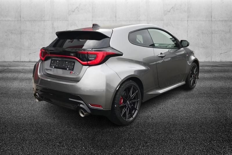 Usata Toyota Yaris 280 CV (205 kW) 2024 Argento metallizzato Utilitaria