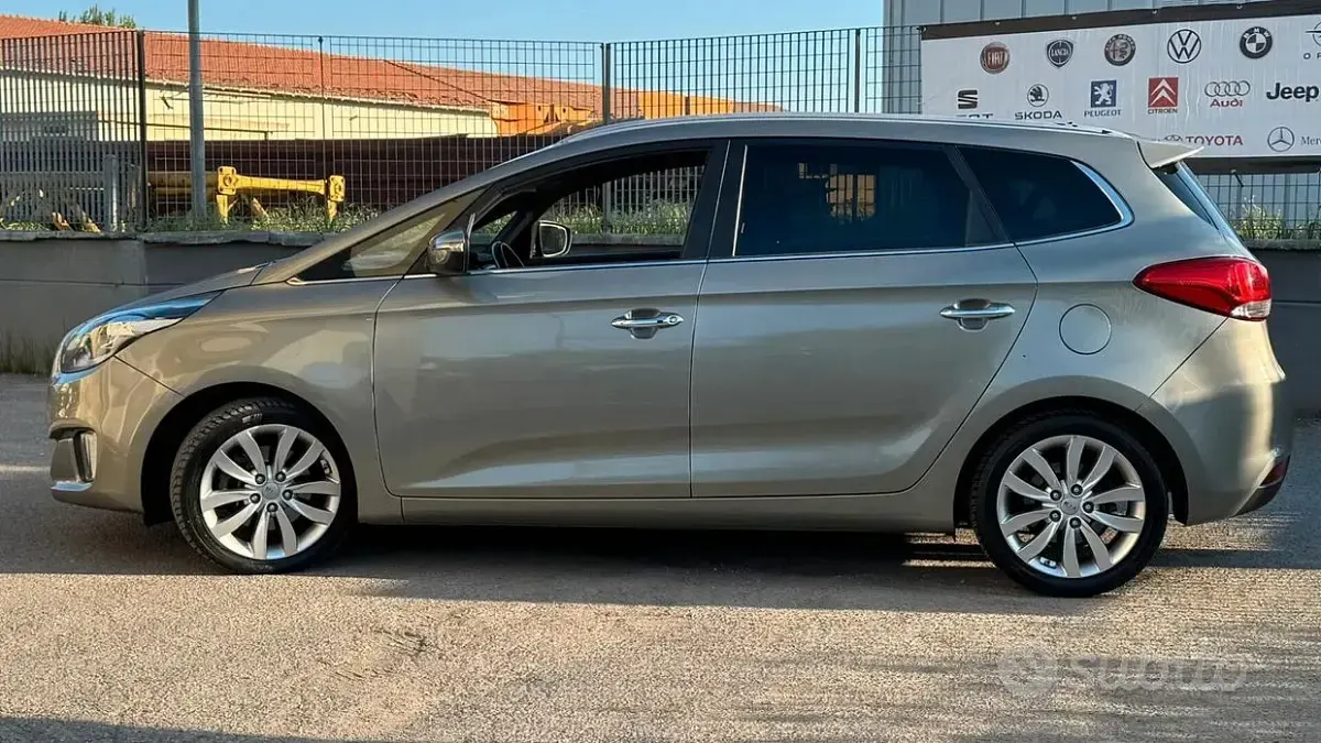 Usata Kia Carens 115 CV (84 kW) 2015 Giallo Monovolume