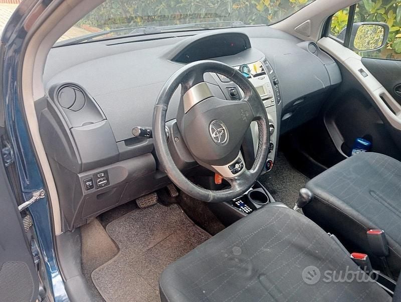 Usata Toyota Yaris 90 CV (66 kW) 2006 Blu Berlina