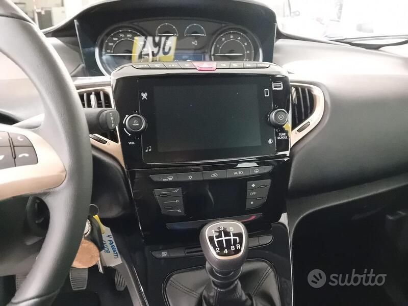 Usata Lancia Ypsilon 69 CV (50 kW) 2023 Grigio Utilitaria