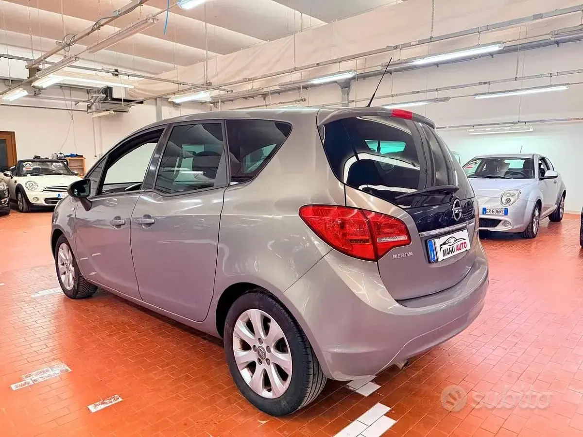 Usado Opel Meriva 120 CV (88 kW) 2012 Gris Monovolumen