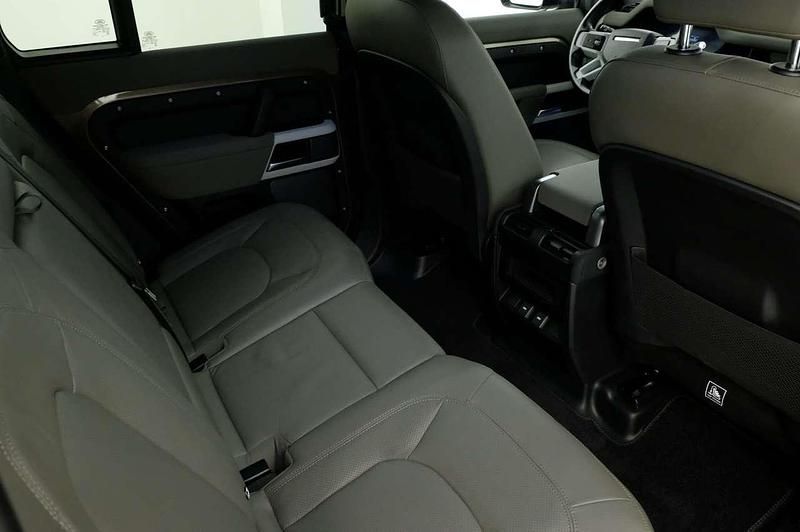 Usata Land Rover Defender SE 200 CV (147 kW) 2023 Marrone SUV