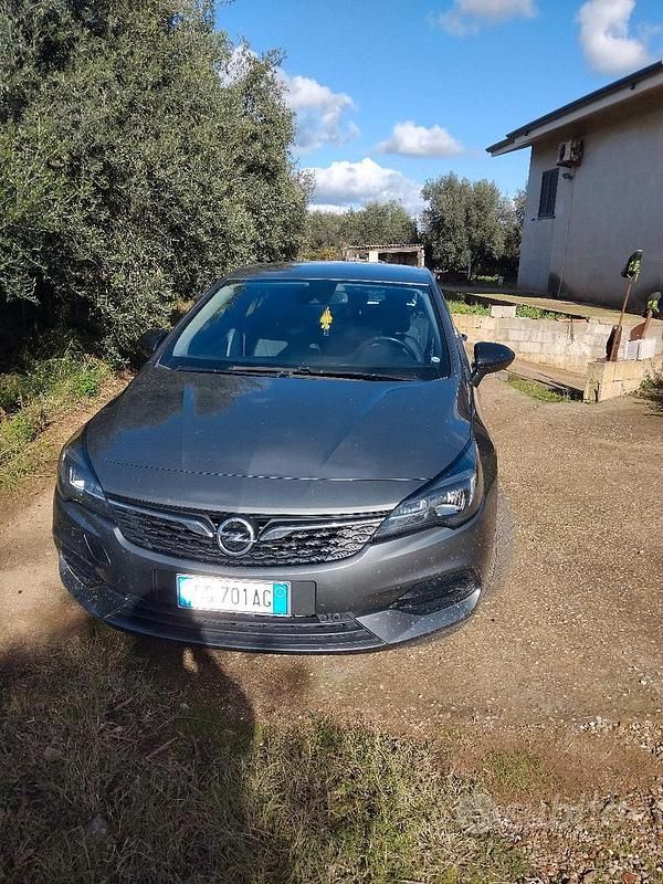 Grigio Usata 2021 Opel Astra Tre volumi | 12.500 € (Buon prezzo) - Immagine 1/4