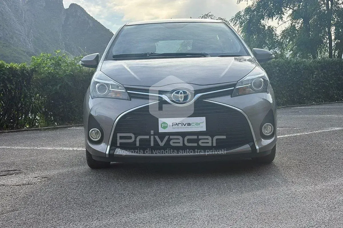 Usata Toyota Yaris Hybrid Active 74 CV (54 kW) 2015 Grigio Berlina