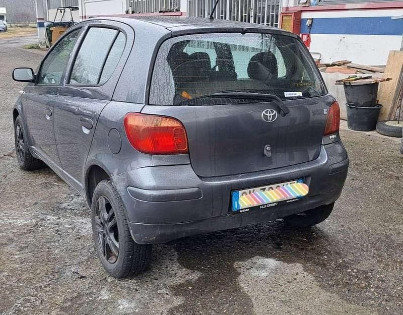 Usata Toyota Yaris 65 CV (47 kW) 2004 Grigio Utilitaria