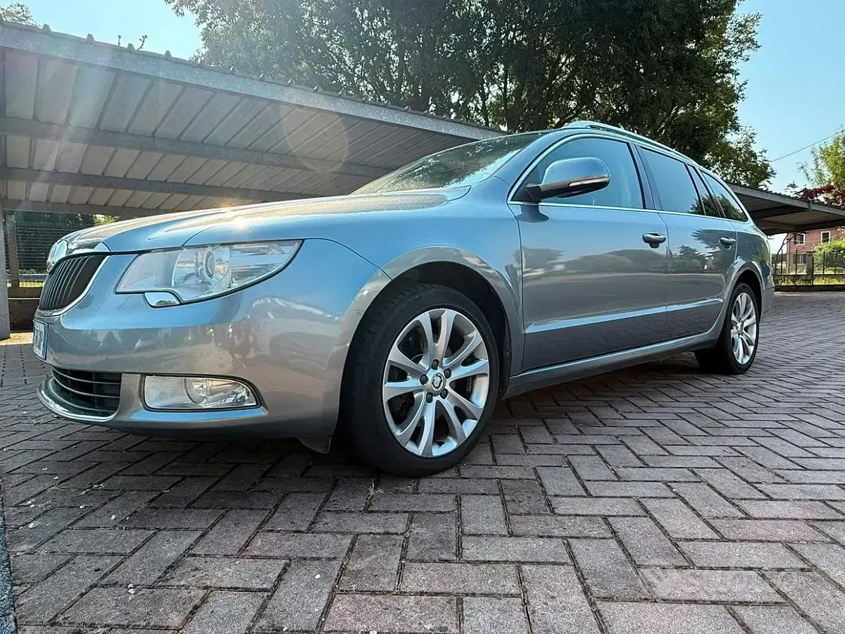 Usata Skoda Superb 140 CV (102 kW) 2010 Grigio Station wagon