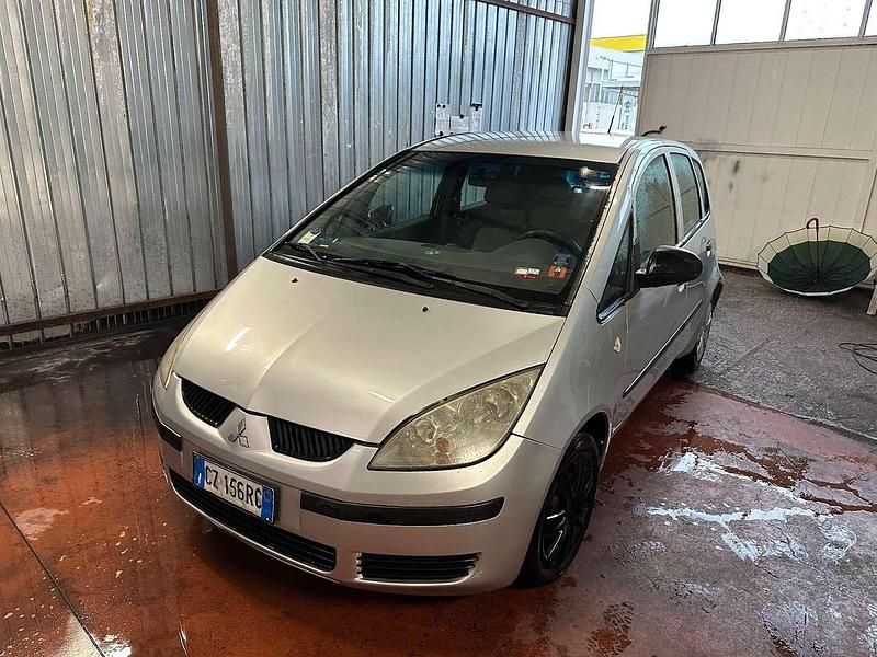 Grigio Usata 2007 Mitsubishi Colt Invite Tre volumi | 1990 € (Buon prezzo) - Immagine 1/4