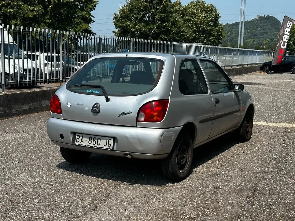 Usata Ford Fiesta 59 CV (43 kW) 1999 Argento Utilitaria