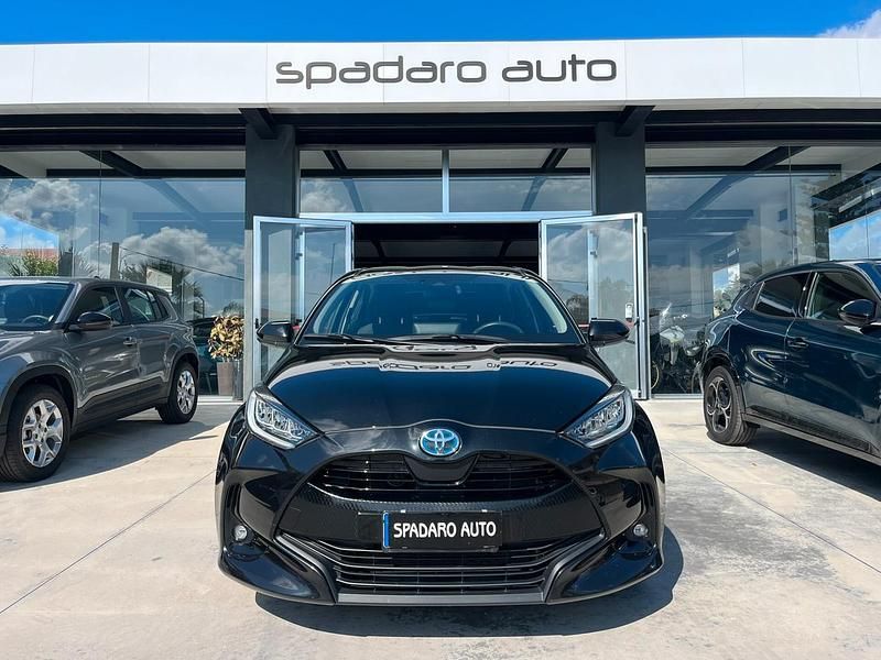 Nero Usata 2022 Toyota Yaris Hybrid Trend Tre volumi | 16.900 € (Buon prezzo) - Immagine 1/4