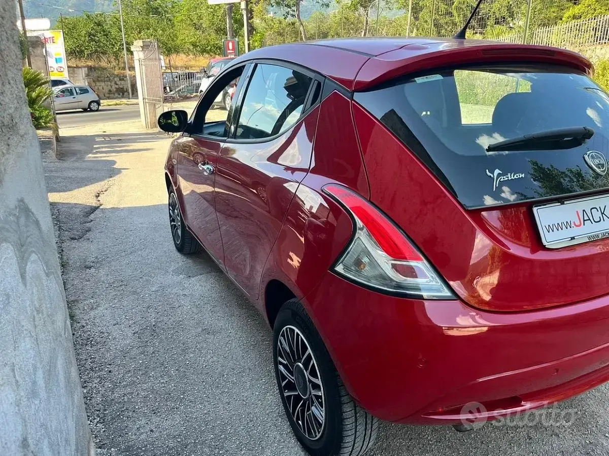 Usata Lancia Ypsilon 80 CV (58 kW) 2018 Rosso Utilitaria
