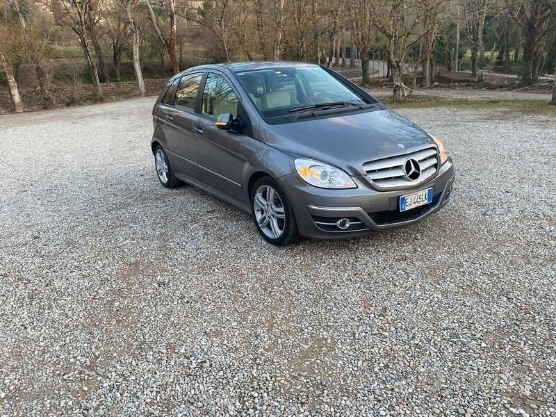Grigio Usata 2011 Mercedes B200 Monovolume | 7000 € (Molto cara) - Immagine 1/4