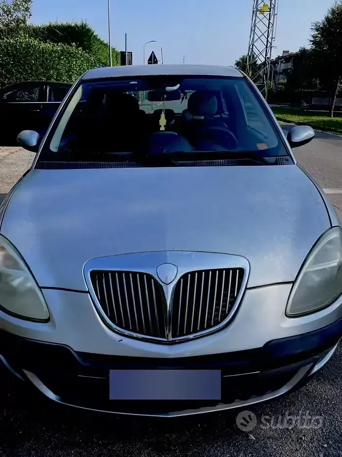 Usata Lancia Ypsilon 60 CV (44 kW) 2004 Grigio Utilitaria