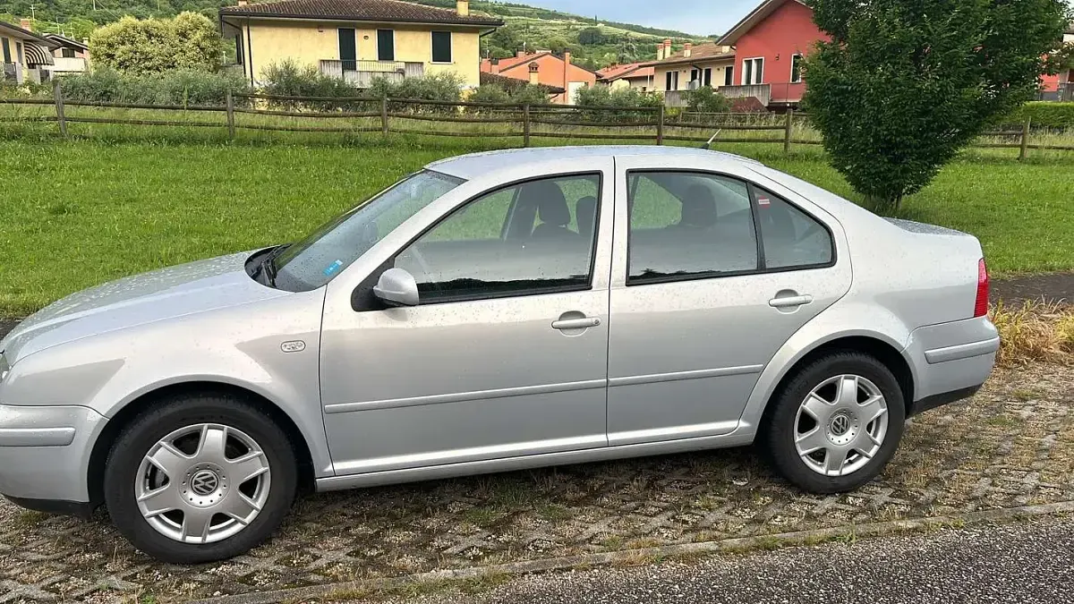 Usata VW Bora Highline 101 CV (74 kW) 2000 Berlina