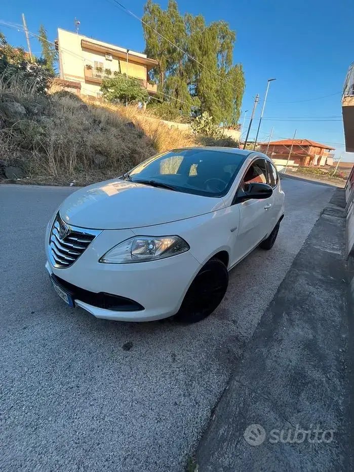 Usata Lancia Ypsilon 69 CV (50 kW) 2014 Bianco Utilitaria