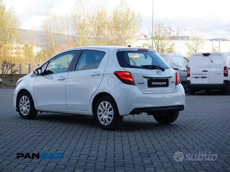 Usata Toyota Yaris Cool 69 CV (50 kW) 2015 Bianco Utilitaria