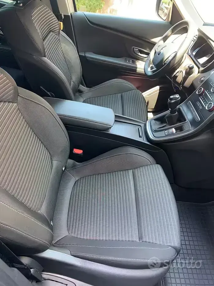 Usata Renault Scénic 120 CV (88 kW) 2019 Grigio Monovolume