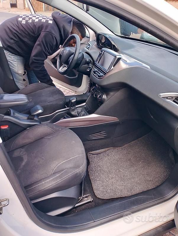 Usata Peugeot 2008 Allure 81 CV (59 kW) 2014 Bianco SUV