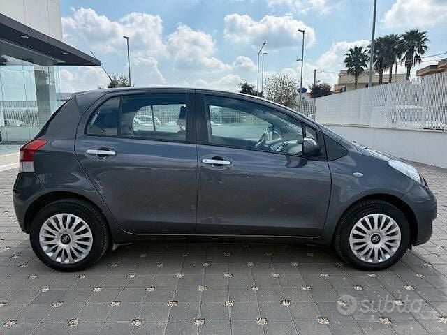 Usata Toyota Yaris Sol 69 CV (50 kW) 2010 Grigio Utilitaria