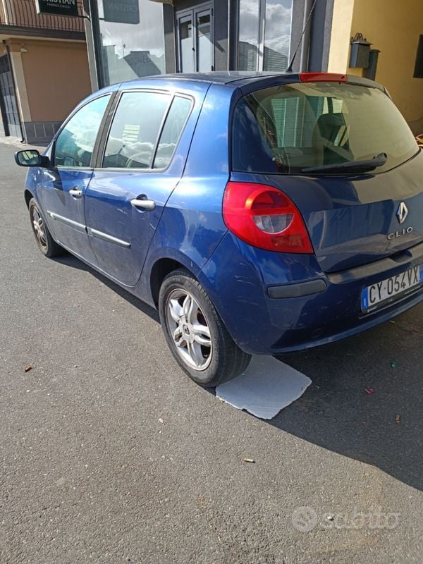 Usata Renault Clio II 85 CV (62 kW) 2005 Blu Berlina