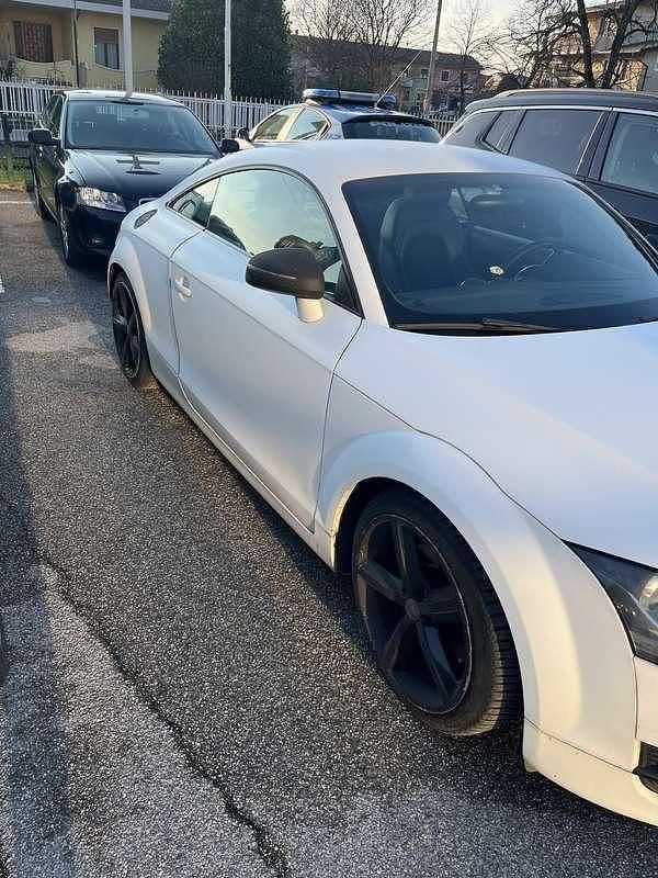 Begagnad Audi TT Ambiente 200 HK (147 kW) 2007 Vit Sportkupé
