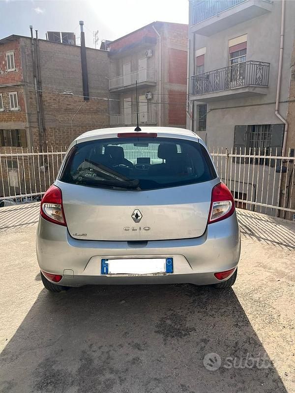Usata Renault Clio II 75 CV (55 kW) 2010 Grigio Berlina